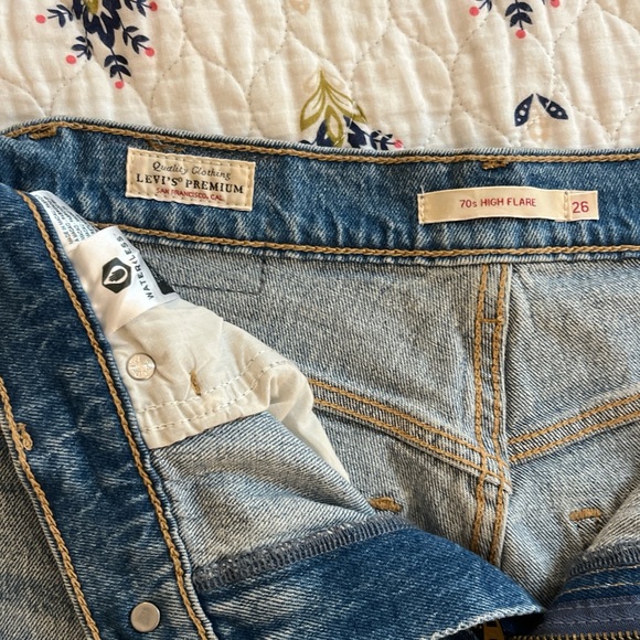 70’s High Rise Flare distressed Levi’s Jeans! Size 26 light wash. - Picture 4 of 5